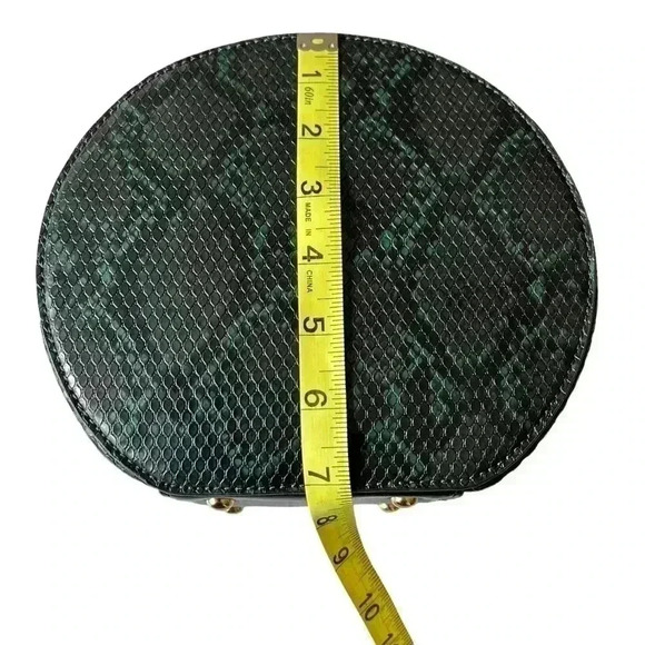 ROUND FAUX SNAKE SKIN PRINT HAND BAG INCLUDES SHOULDER STRAP•GREEN AND BLACK• - Picture 8 of 9